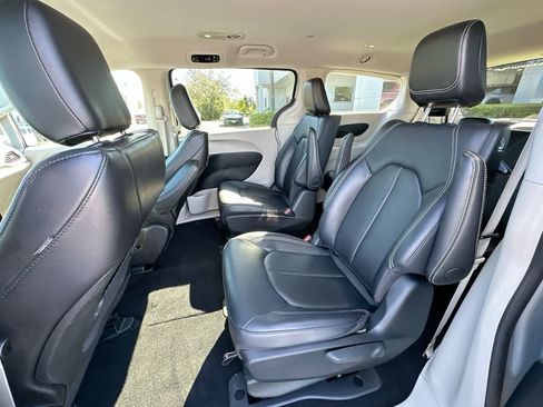 Used 2024 Chrysler Pacifica Limited image 24