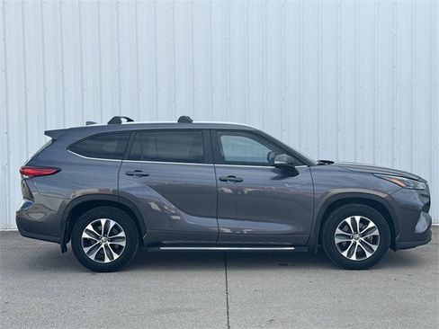 Used 2023 Toyota Highlander XLE image 3