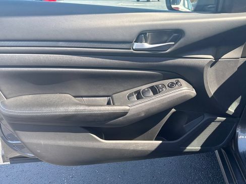 Used 2025 Nissan Altima 2.5 SV FWD image 12