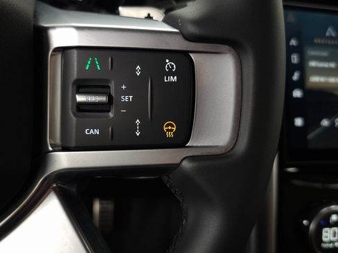 Used 2025 Land Rover Discovery Dynamic SE image 22