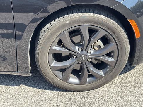 Used 2018 Chrysler Pacifica Touring-L w/ Premium Audio Group FWD image 10