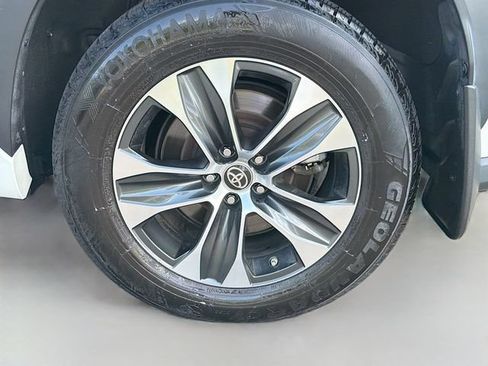 Used 2022 Toyota Highlander XLE AWD/4WD image 29