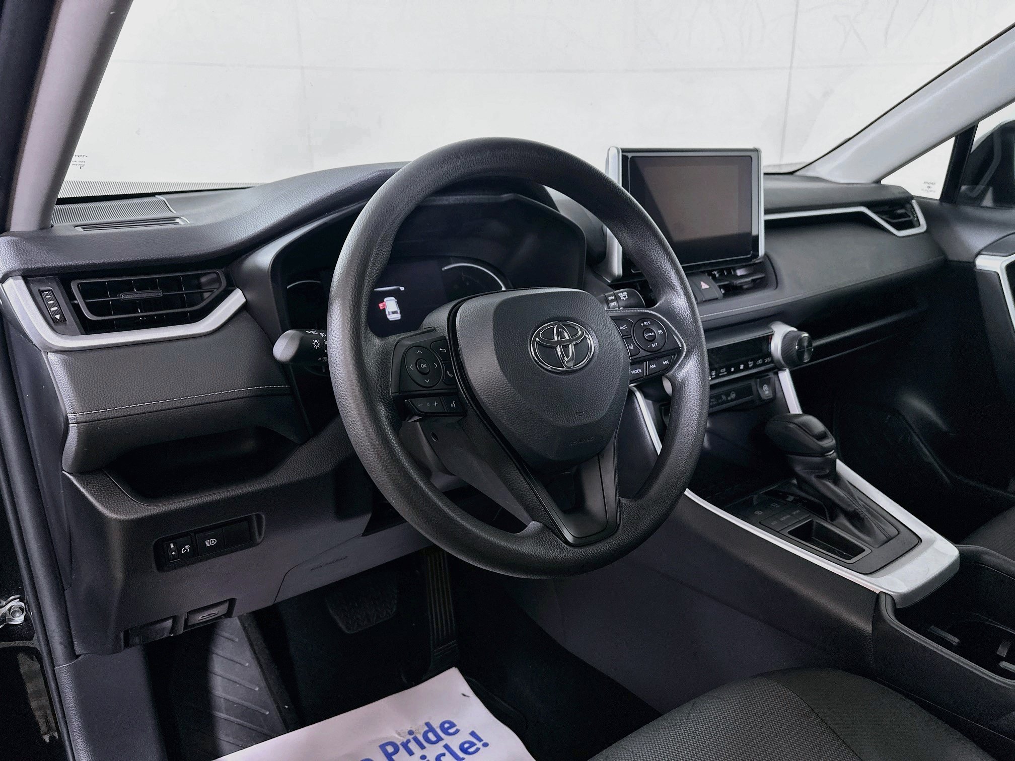 Used 2025 Toyota RAV4 XLE FWD image 9