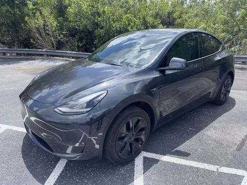 Used 2024 Tesla Model Y Long Range RWD image 1