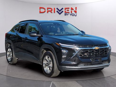 Used 2025 Chevrolet Trax LT FWD image 7