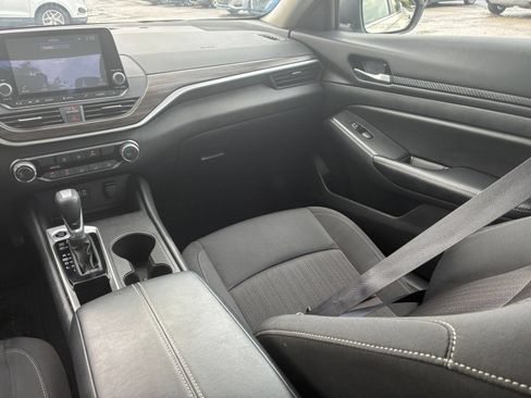 Used 2025 Nissan Altima 2.5 SV FWD image 25