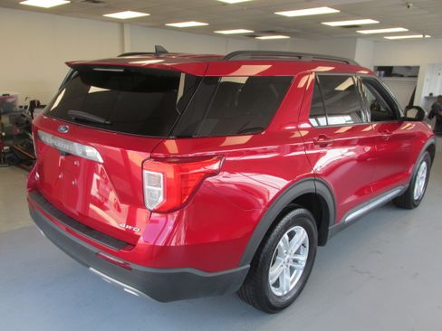Certified 2022 Ford Explorer XLT w/ Equipment Group 202A image 5