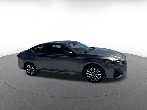 Used 2026 Nissan Altima 2.5 SV FWD image 2