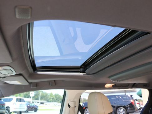 Used 2024 Toyota Sienna XLE w/ XLE Plus Package FWD image 25