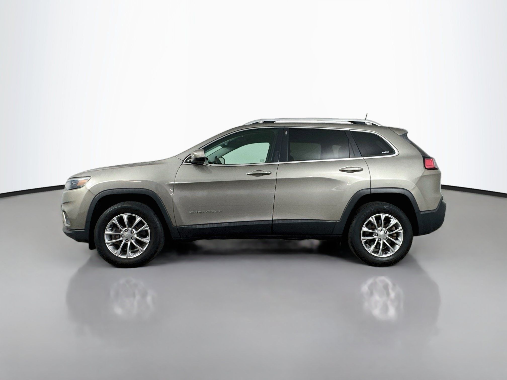 Used 2019 Jeep Cherokee Latitude Plus w/ Cold Weather Group AWD/4WD image 4