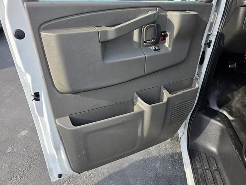 Used 2019 Chevrolet Express 2500 Extended image 19