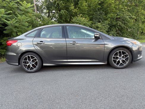Used 2016 Ford Focus SE w/ SE Sport Package FWD image 2