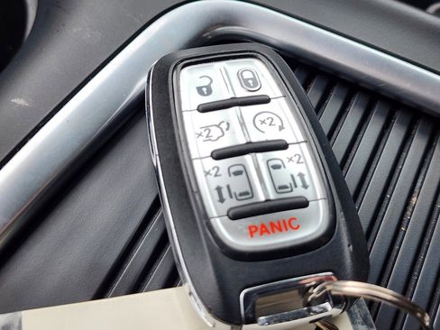 Used 2024 Chrysler Pacifica Touring-L image 31