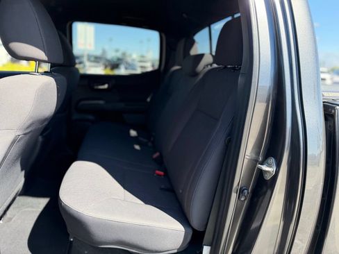 Used 2018 Toyota Tacoma TRD Sport w/ Technology Package AWD/4WD image 4