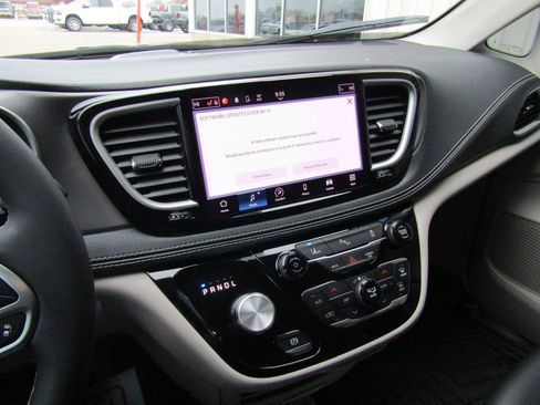 Used 2023 Chrysler Pacifica Touring-L image 28