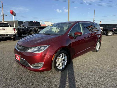 Used 2017 Chrysler Pacifica Touring Plus w/ Tire & Wheel Group FWD image 3