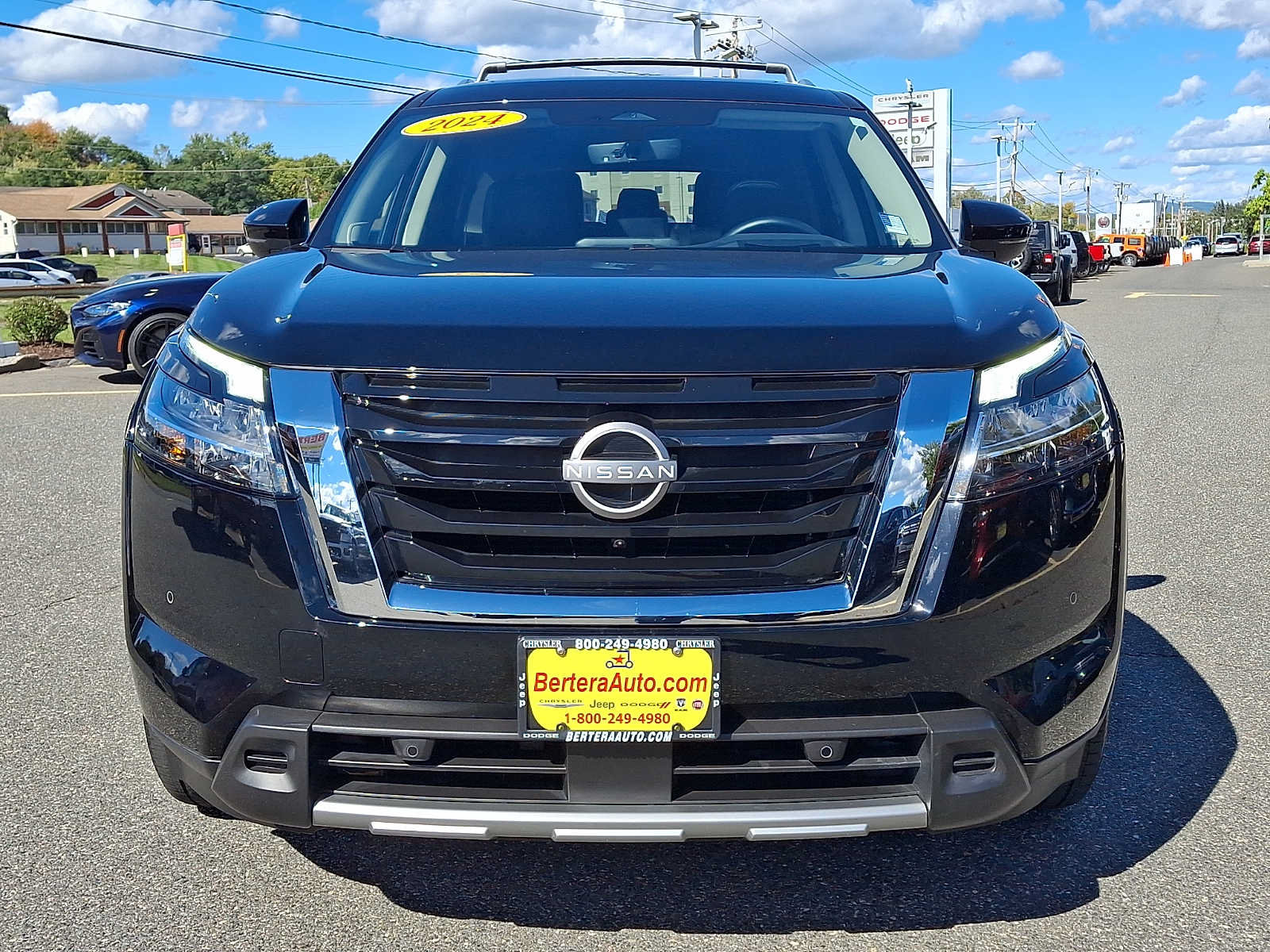 Used 2024 Nissan Pathfinder Platinum w/ Cargo Package AWD/4WD image 2