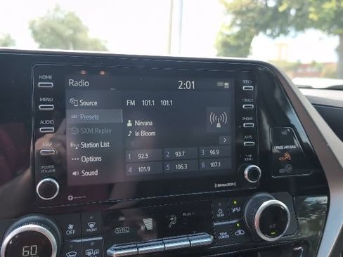 Used 2020 Toyota Highlander L FWD image 16