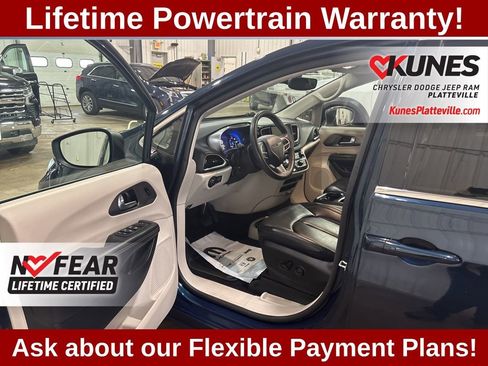 Used 2023 Chrysler Pacifica Touring-L image 17