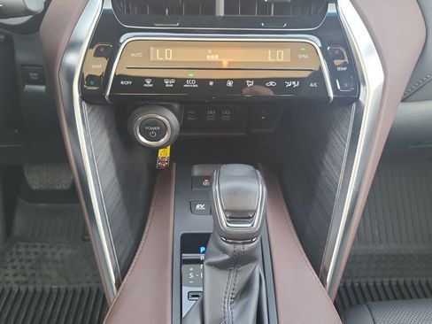 Used 2024 Toyota Venza AWD/4WD image 33
