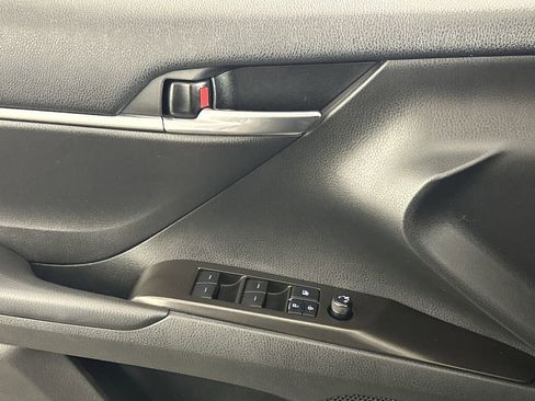 Used 2022 Toyota Camry SE image 18