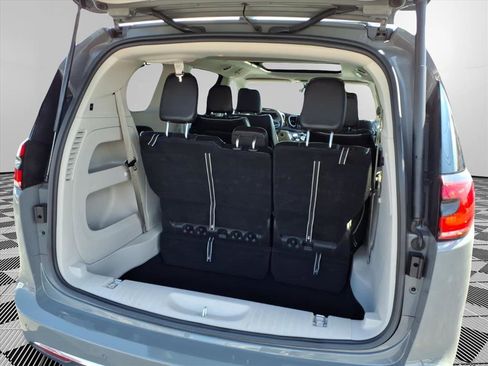 Used 2023 Chrysler Pacifica Limited FWD image 26