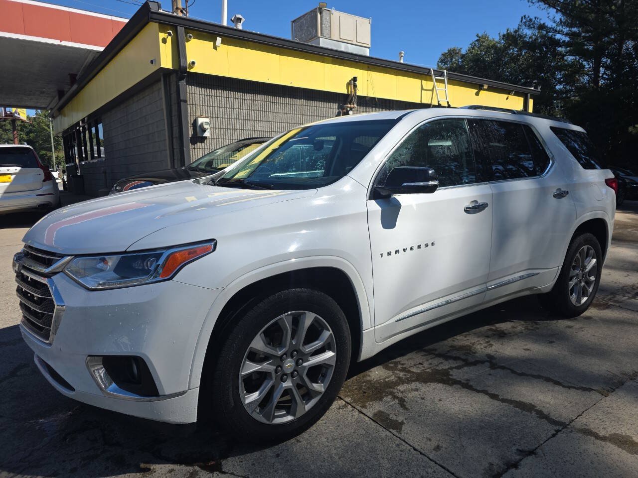 Used 2019 Chevrolet Traverse Premier w/ Driver Confidence II Package FWD image 2