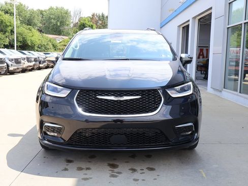 Used 2023 Chrysler Pacifica Limited w/ Uconnect Theater Family Group AWD/4WD image 5