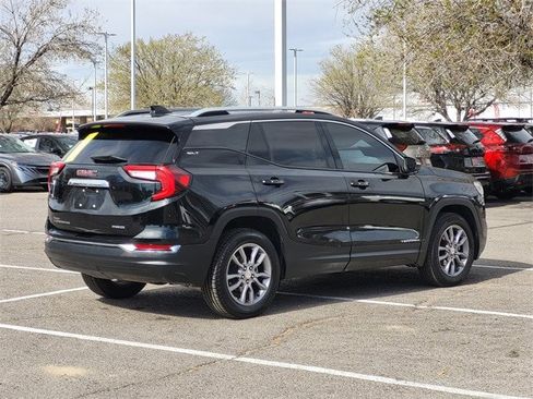 Used 2024 GMC Terrain SLT image 4