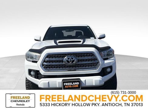 Used 2017 Toyota Tacoma TRD Sport w/ Tow Package (A/T) image 9