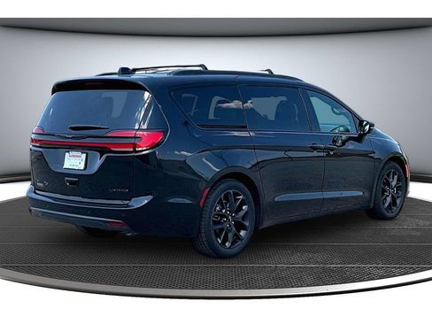 Certified 2025 Chrysler Pacifica Limited FWD image 18