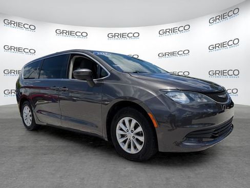 Used 2017 Chrysler Pacifica Touring w/ Tire & Wheel Group FWD image 1