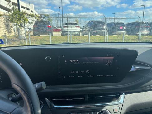 Used 2025 Buick Envista Preferred image 18