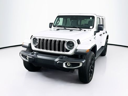 Used 2025 Jeep Wrangler Sahara image 3