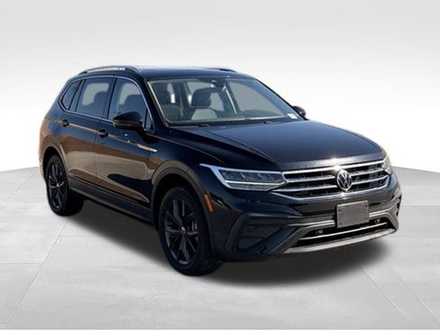 Used 2023 Volkswagen Tiguan SE w/ Panoramic Sunroof Package FWD image 6