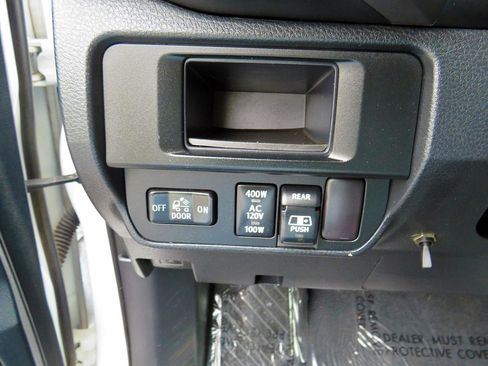 Used 2017 Toyota Tacoma TRD Off-Road image 30