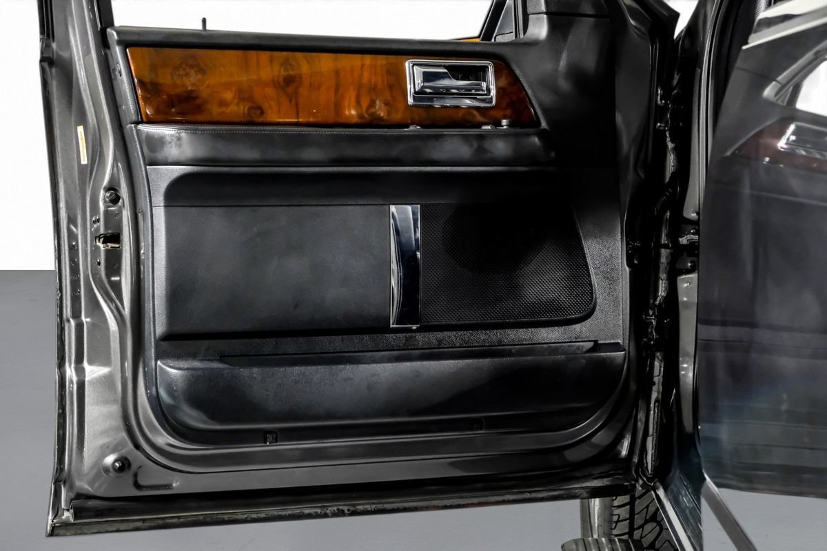 Used 2016 Lincoln Navigator Select RWD image 35
