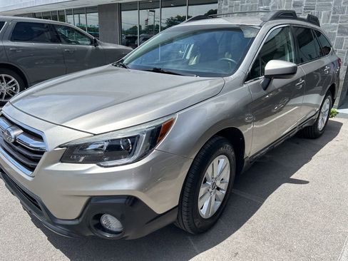 Used 2018 Subaru Outback 2.5i Premium w/ Popular Package #1 AWD/4WD image 4