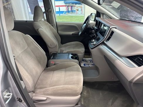 Used 2017 Toyota Sienna LE image 10