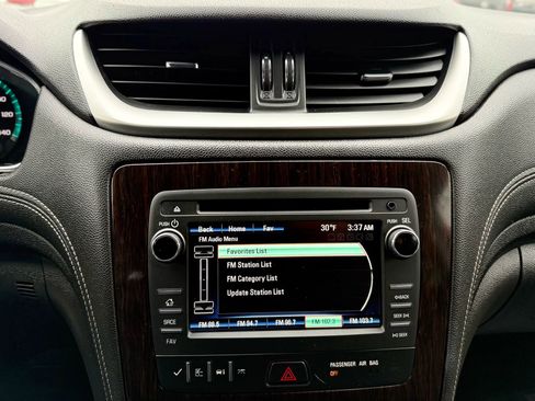 Used 2017 Chevrolet Traverse LT image 16