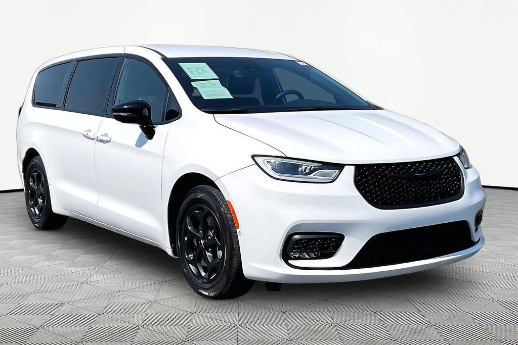 Used 2024 Chrysler Pacifica Limited FWD image 3