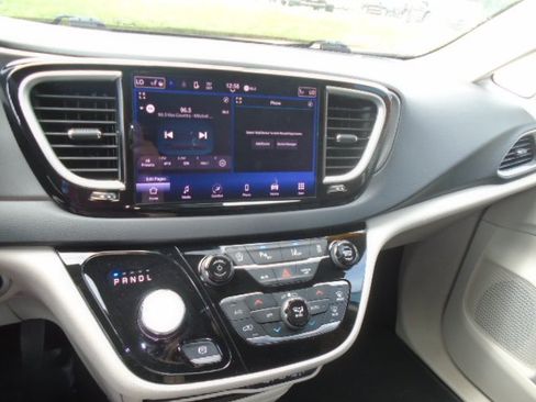 Used 2023 Chrysler Pacifica Touring-L FWD image 15