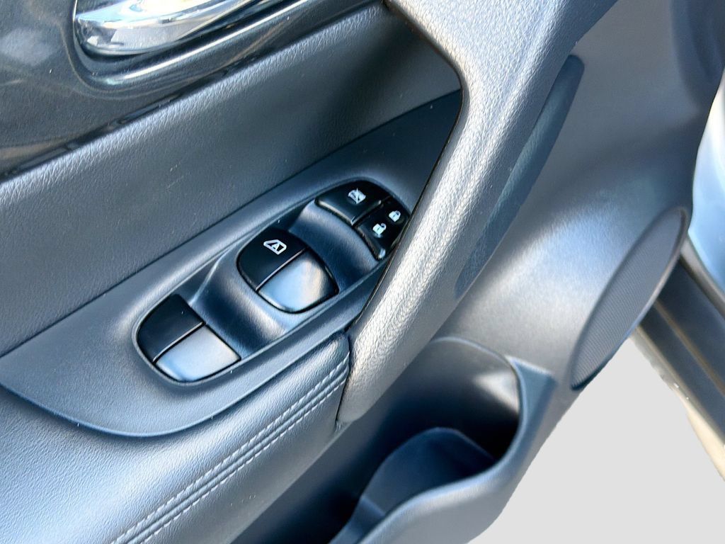 Used 2017 Nissan Rogue SV FWD image 17