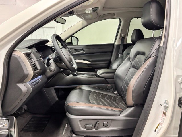Used 2023 Nissan Pathfinder Platinum FWD image 17