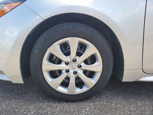 Used 2025 Toyota Corolla LE FWD image 9