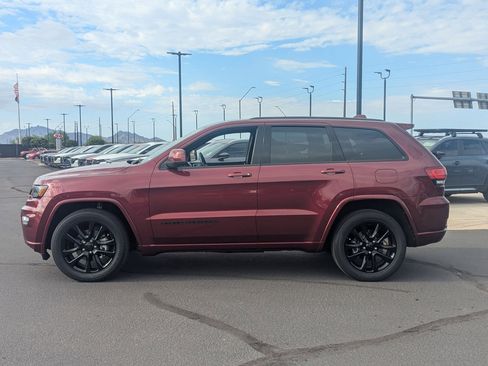 Used 2020 Jeep Grand Cherokee Altitude image 3
