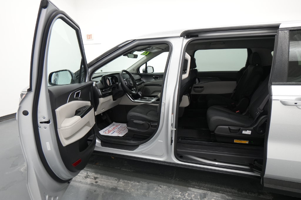 Used 2022 Kia Carnival LX FWD image 19