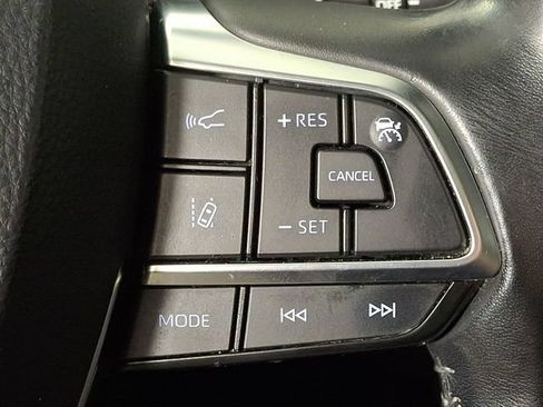 Used 2020 Toyota Highlander XLE AWD/4WD image 24