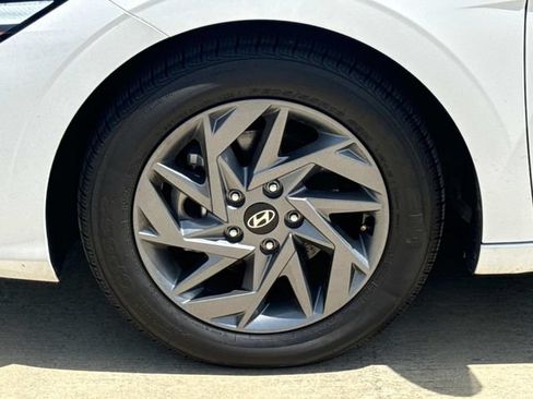 Used 2024 Hyundai Elantra SEL FWD image 5