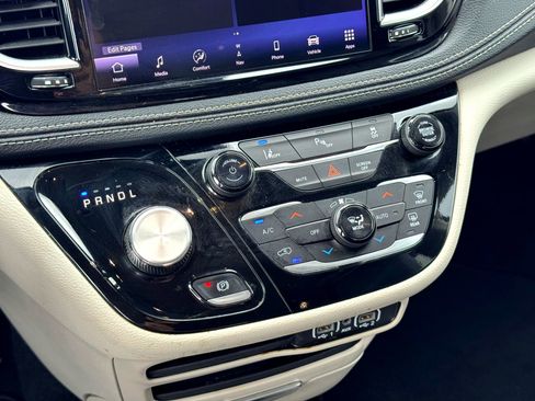 Used 2024 Chrysler Pacifica Select image 29